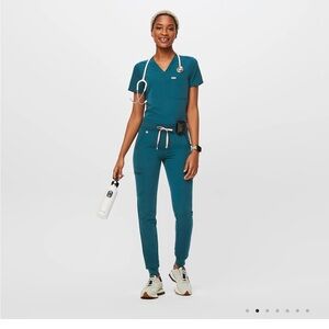 Figs Caribbean Blue Catarina One-Pocket Scrub Top & Zamora Jogger Bottom